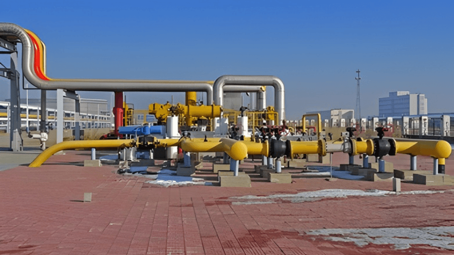 Natural gas pipeline with H2S monitoring equipment and chemical injection system for hydrogen sulfide removal